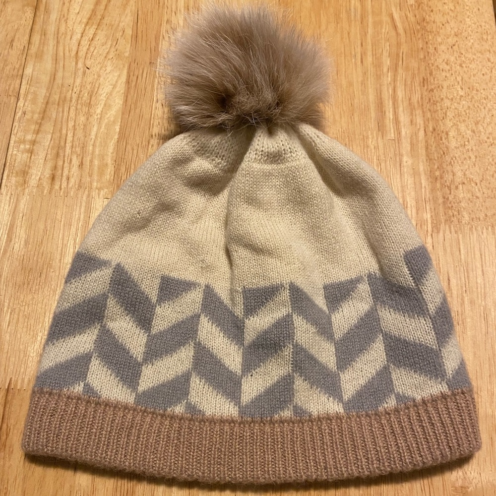 100% wool hat with real fur Pom-Pom